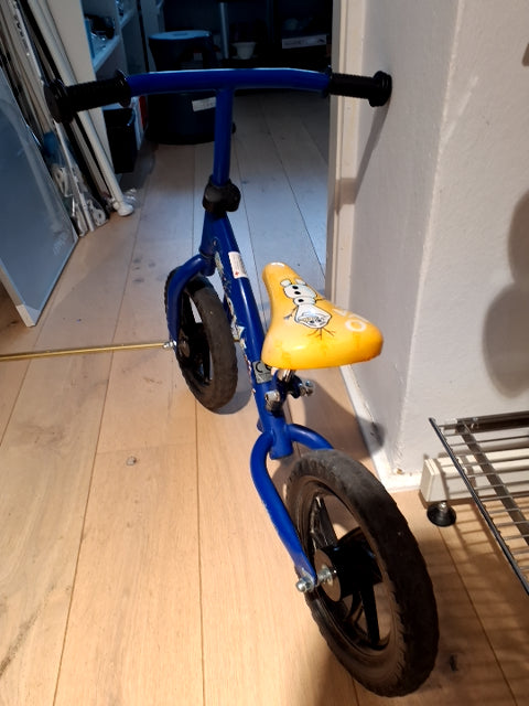 Blå løbecykel